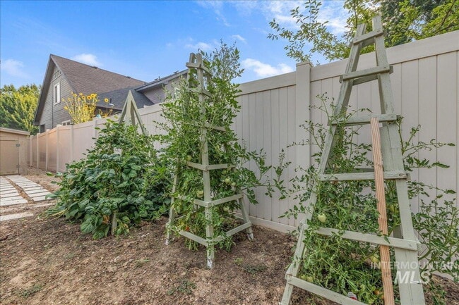 Building Photo - "Charming 3-Bedroom Home with 2 Full Baths in Boise's Sought-After West Dover Heights!"