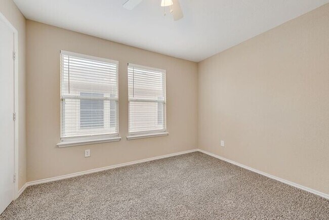 Building Photo - Newly updated home ready for move in