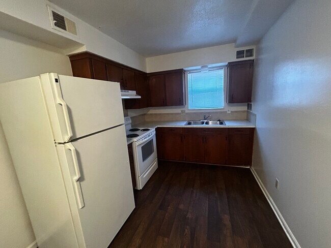 Building Photo - 1415 W Maple Ave