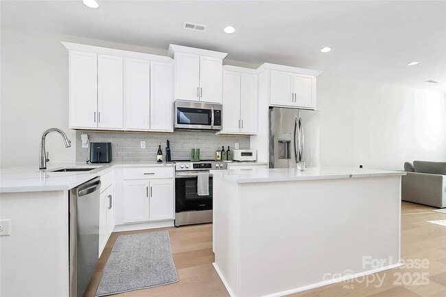 Building Photo - 338 E Cama St