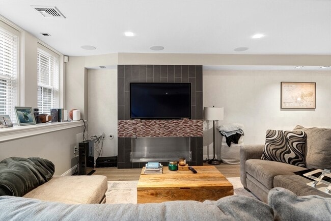 Building Photo - 98 Waltham St