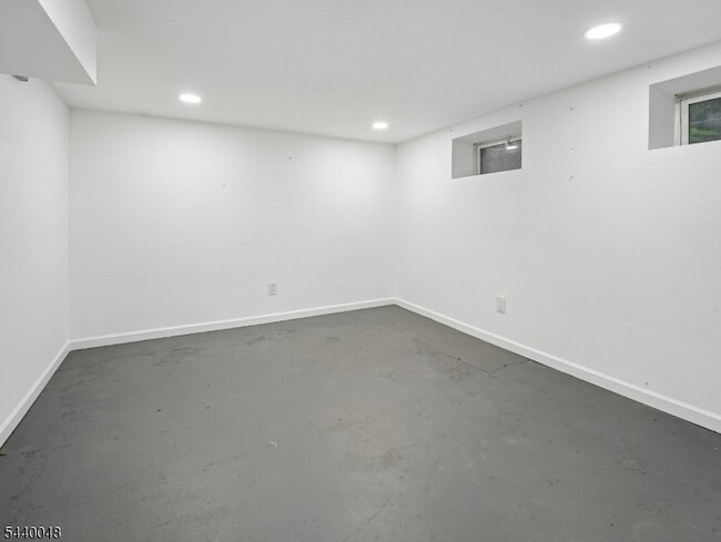 Building Photo - 485 Valley Rd
