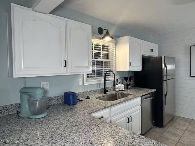 Building Photo - 2542 W 8th St