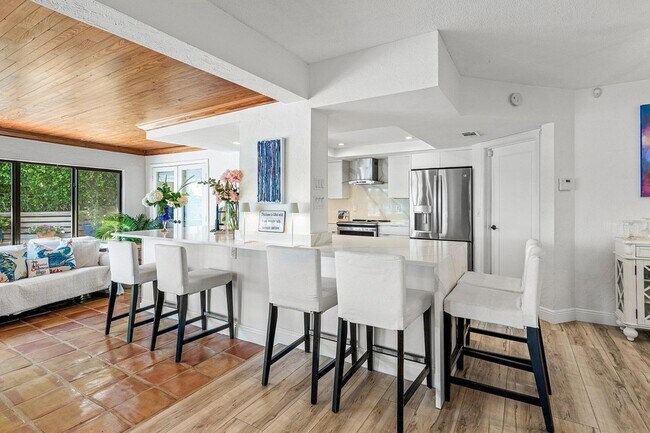 Building Photo - 25 NW 24th Ct