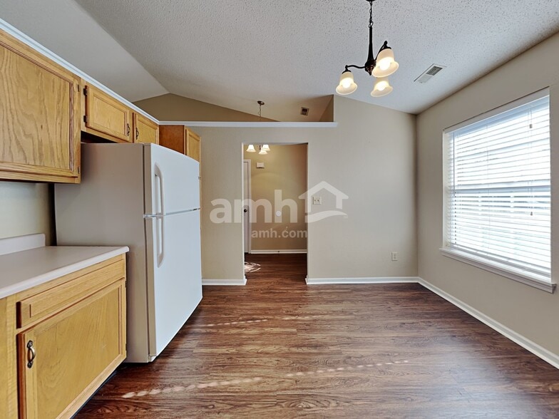 Building Photo - 571 Bay Ct N