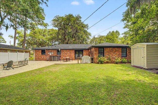 Building Photo - 4 bedroom house in Hesse school district