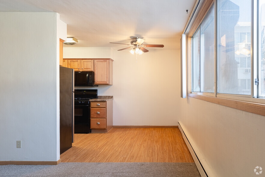 2BR 1BA - 900 SF - Kitchen - Lake Harriet Commons