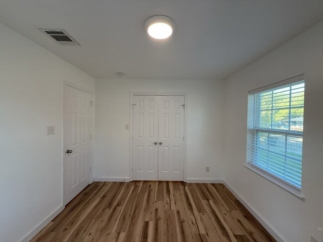 Building Photo - 1202 Valley View Dr