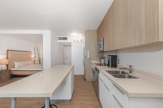 Building Photo - 2301 Collins Ave