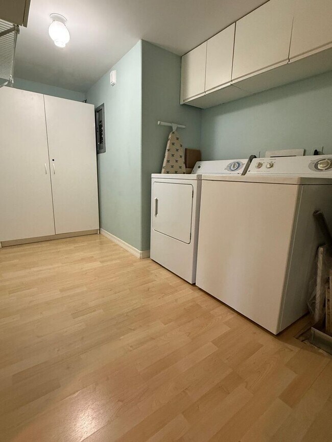 Building Photo - Stunning Sandpiper Bay 2 bed/2 bath end unit condo