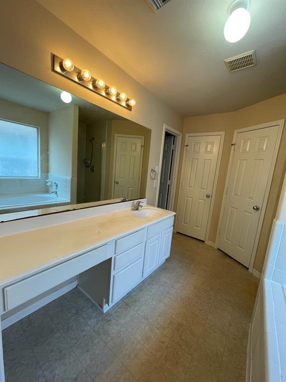 Building Photo - 2910 Meadowglen Cove