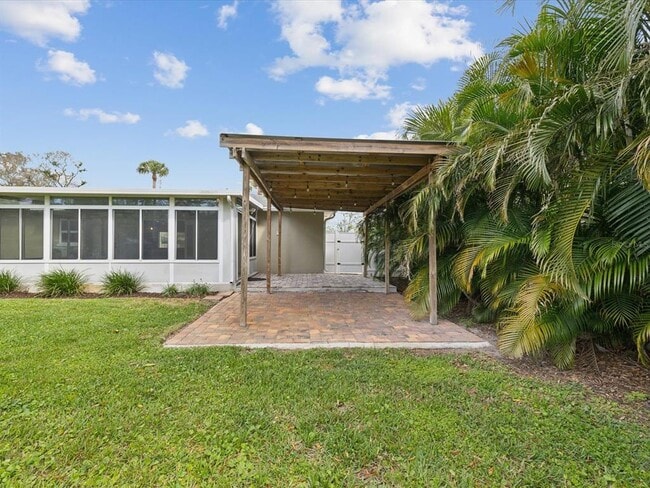 Building Photo - 605 Gardenia St