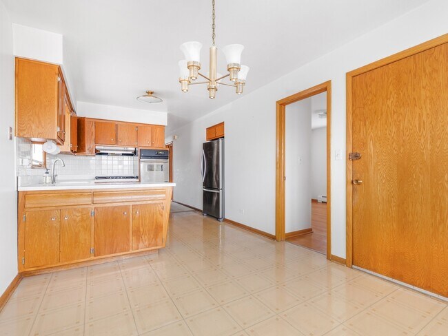 Building Photo - 2520 N Neva Ave