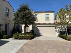 Building Photo - Beautiful spacious 3 Bedroom 3.5 bath 2185...