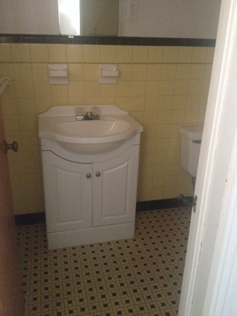 Building Photo - CLASSIC HOME CORNER LOT HARDWOOD FLOORS