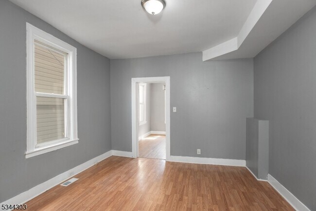 Building Photo - 109 Maple Ave