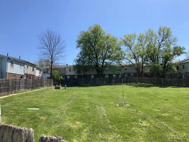 Building Photo - COMING SOON: Attractive Townhouse! 4 BR, 2...