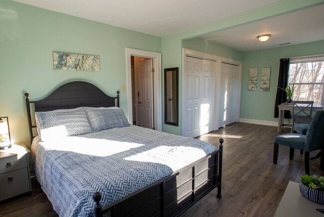 Building Photo - Large Fully Furnished Home, Must See!
