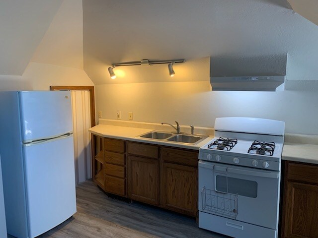 Kichen 2 - 709 W Illinois St