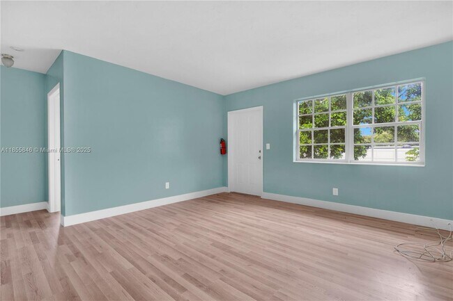 Building Photo - 1245 NE 117th St