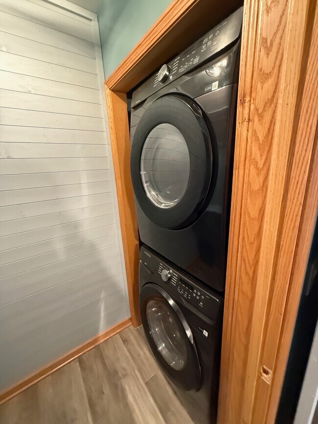 Building Photo - 709 Manor Dr