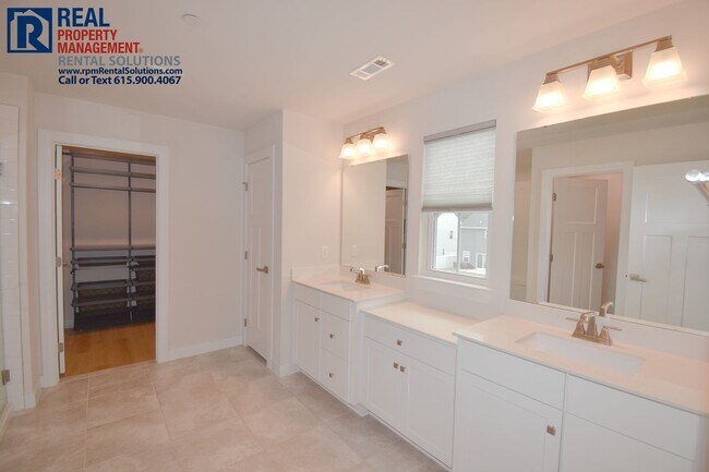 Building Photo - Luxury 4 bd 3.5 bath with office, bonus ro...