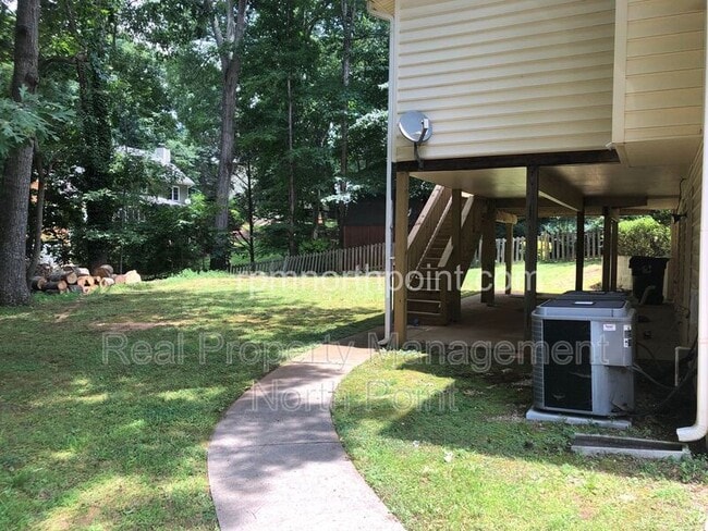 Building Photo - 1565 Maple Ridge Dr