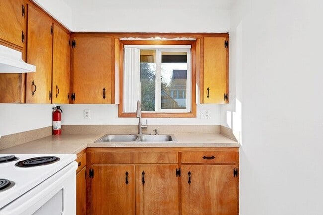 Building Photo - 3 bedroom downtown Hillsboro!! Call today-...