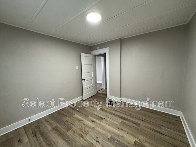 Building Photo - 930 3rd St