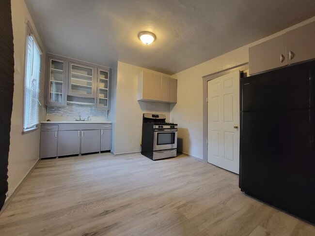 Building Photo - 6215 Carpenter Ave