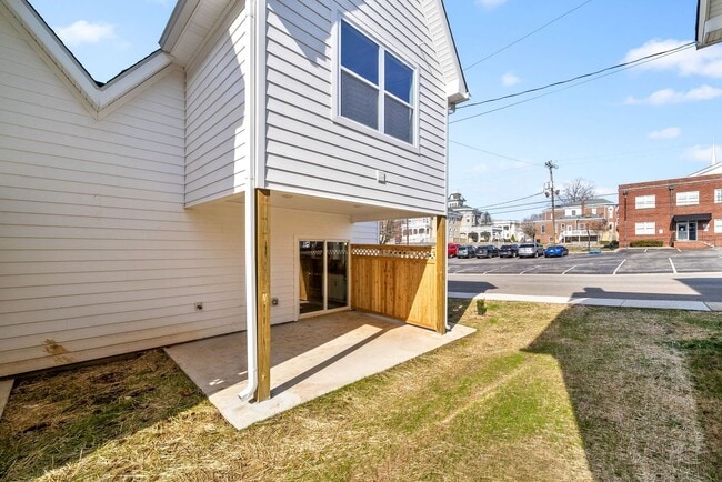 Building Photo - 2 Bedroom Townhome For Rent in Historic Downtown Clarksville!