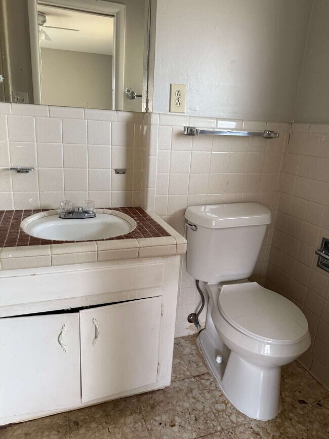 Building Photo - Open Kitchen, Warm Interior, Large Living ...