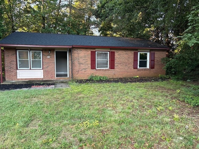 Quaint 3 bedroom/1 and 1/2 bath Winston S... - Quaint 3 bedroom/1  and 1/2 bath Winston S...