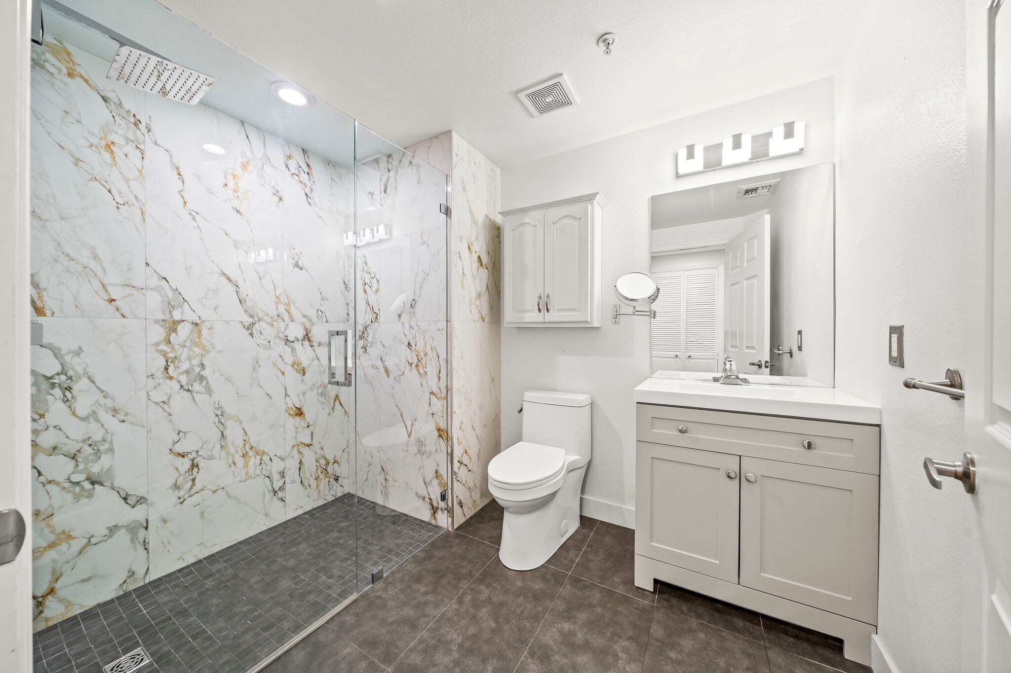 Building Photo - 2400 5Th Ave