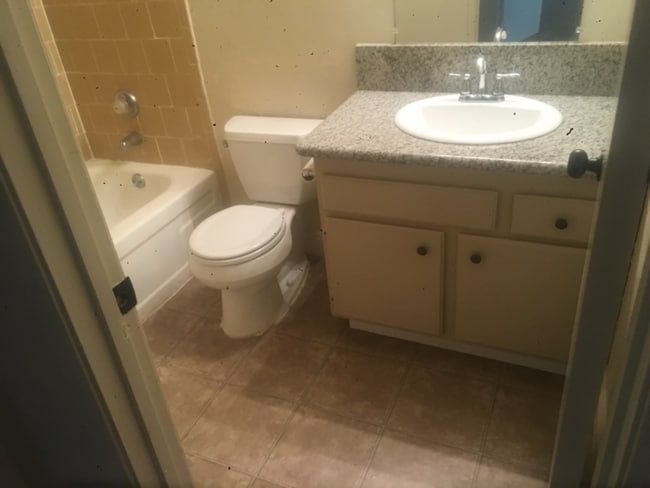 Building Photo - Charming 2-Bedroom Duplex in Cordova Towne West