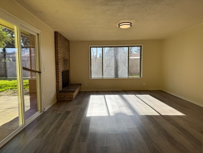 Building Photo - Updated 4 bedroom 1 bathroom house in Eugene!