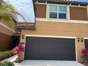Building Photo - Beachside Townhome