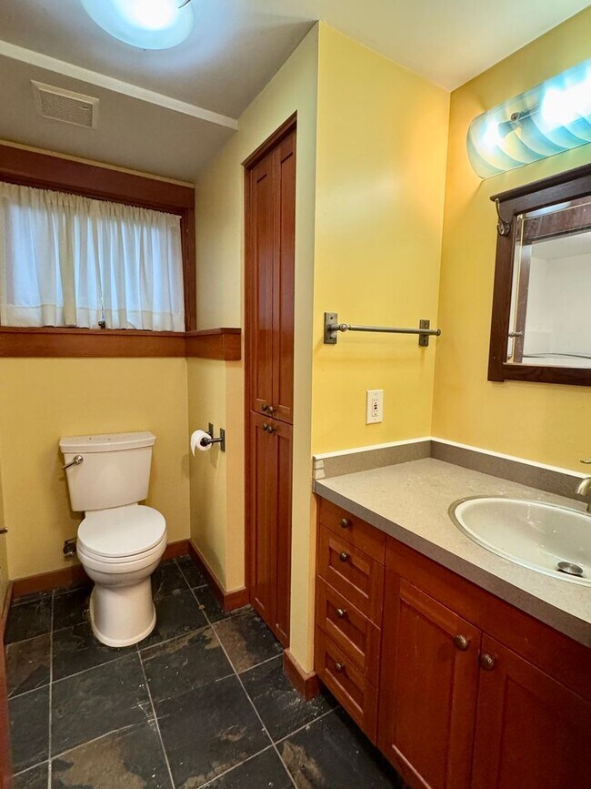 Building Photo - Queen Anne Home