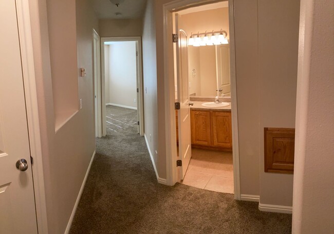 Building Photo - Very nice 3 bedroom 2.5 bath townhome in g...