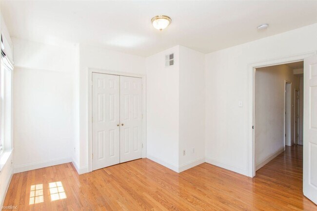 Building Photo - Delightful 5BR 3BA Townhome near Temple Un...