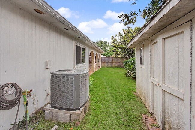 Building Photo - 1730 Oak Valley Dr