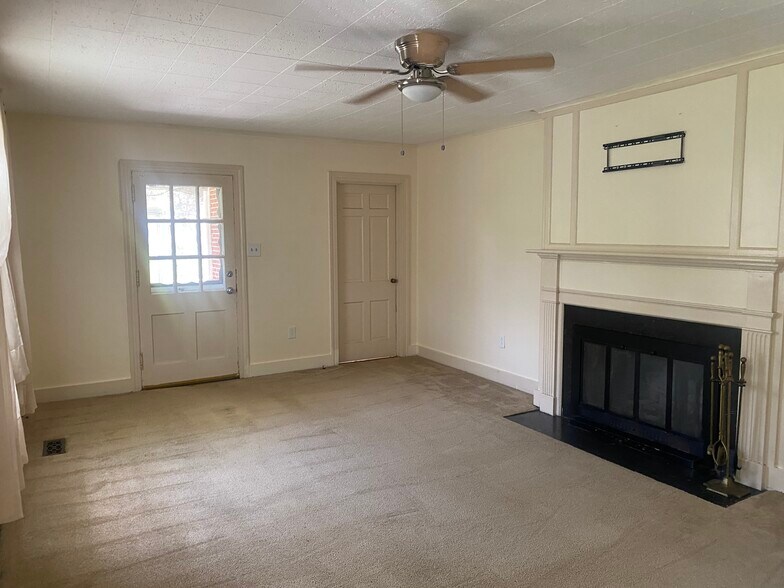 Building Photo - 3627 Riverview Dr