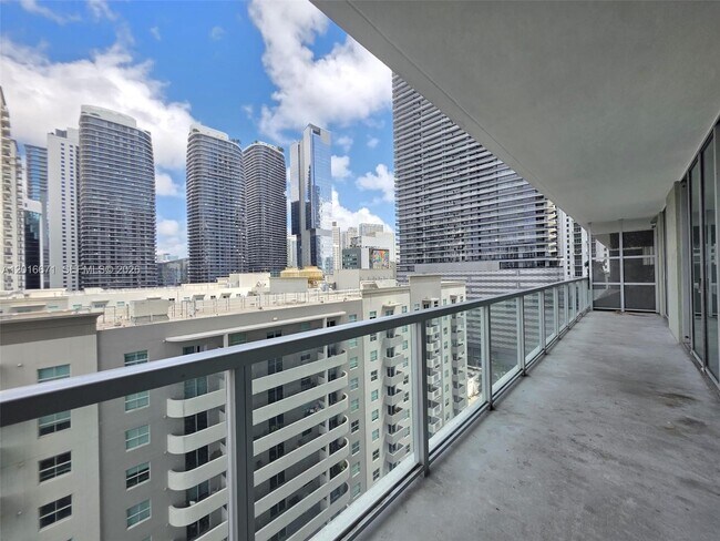 Building Photo - 1111 SW 1st Ave