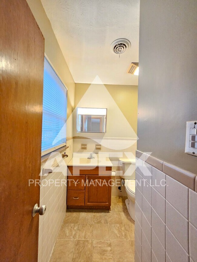 Building Photo - Spacious Top Floor 1 Bd - 1Ba Apartment in Fountain City!