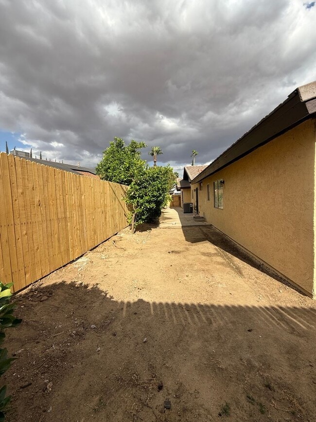 Building Photo - Spacious 4-Bedroom Home in Northeast Bakersfield