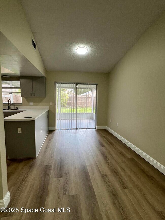 Building Photo - 3154 Dunhill Dr