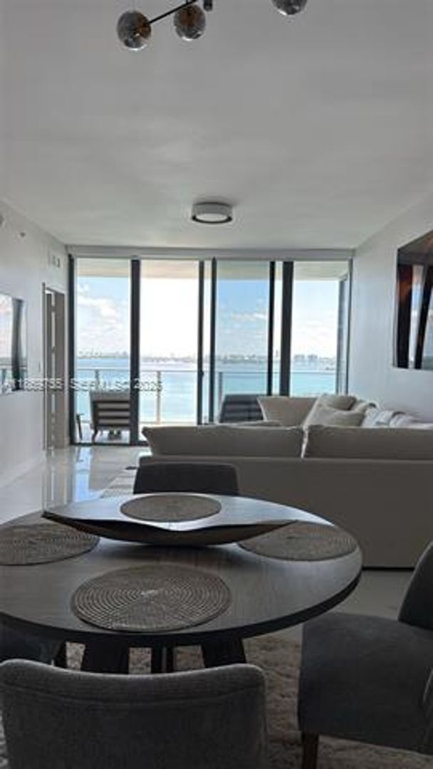 Building Photo - 700 NE 24th St