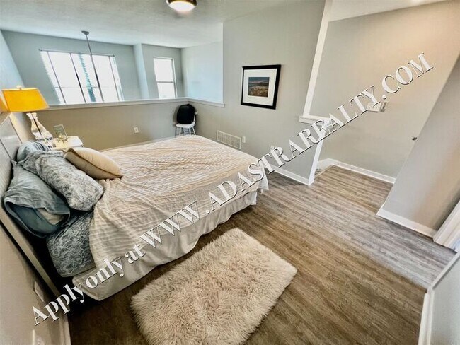 Building Photo - Beautiful 2 Bed 2.5 Bath Townhome Near The Plaza - Available NOW!!