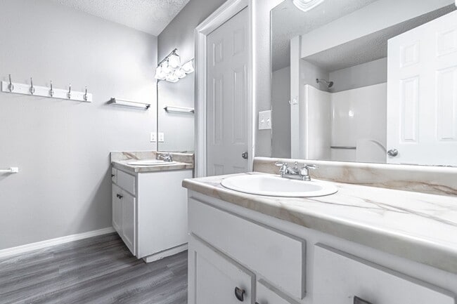 Building Photo - Newly Renovated Duplex! Rare!