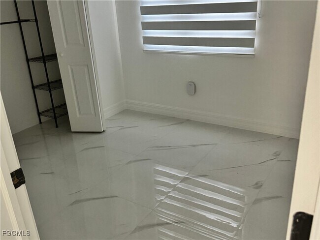 Building Photo - 1907 W 9th St